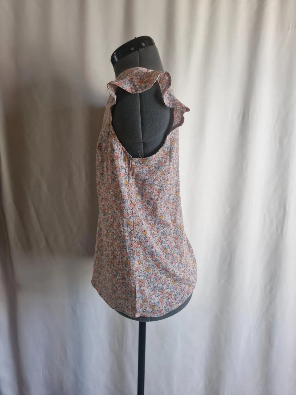 Vrouwelijke top met fluïde bloemen en pofmouwen - Meerkleurig - Maat S – photo 2